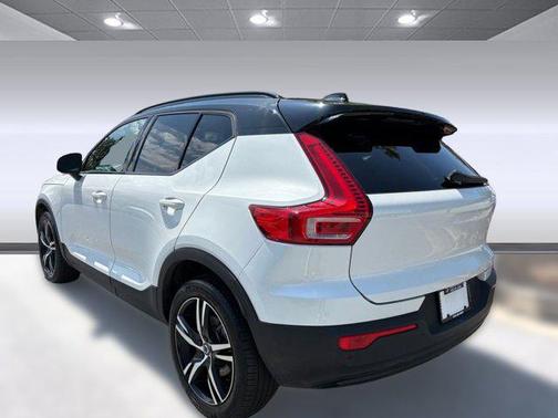 2022 Volvo XC40 T5 R-Design