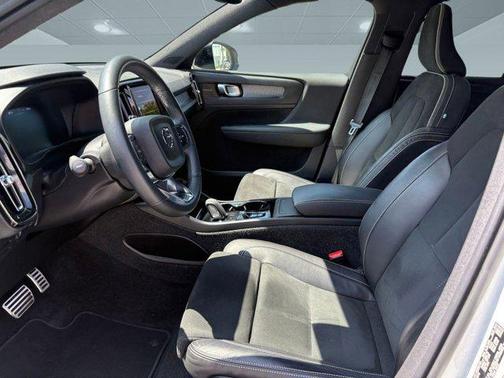 2022 Volvo XC40 T5 R-Design