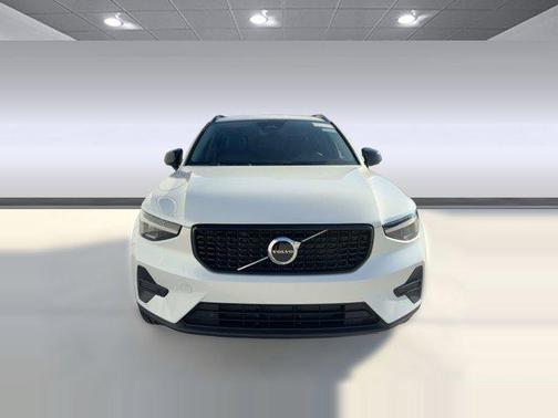 2026 Volvo XC40 Core, B5 AWD Gas (mild hybrid), Dark