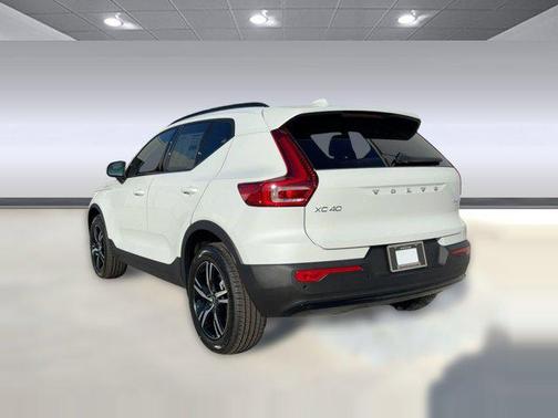 2026 Volvo XC40 Core, B5 AWD Gas (mild hybrid), Dark