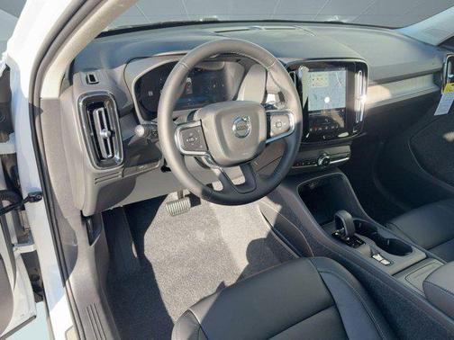 2026 Volvo XC40 Core, B5 AWD Gas (mild hybrid), Dark