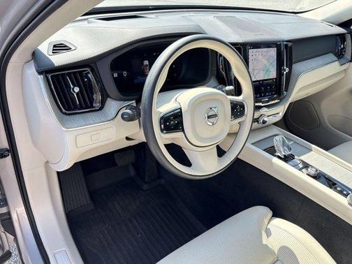 2023 Volvo XC60 B5 Ultimate Dark Theme