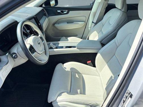 2023 Volvo XC60 B5 Ultimate Dark Theme