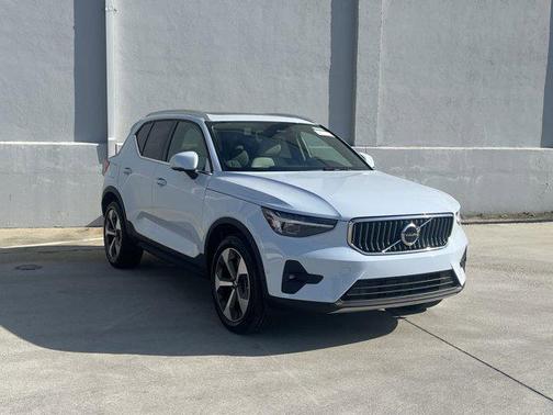 2025 Volvo XC40 B5 Plus Bright Theme