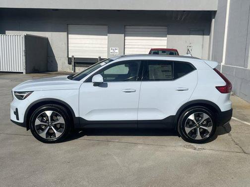 2025 Volvo XC40 B5 Plus Bright Theme