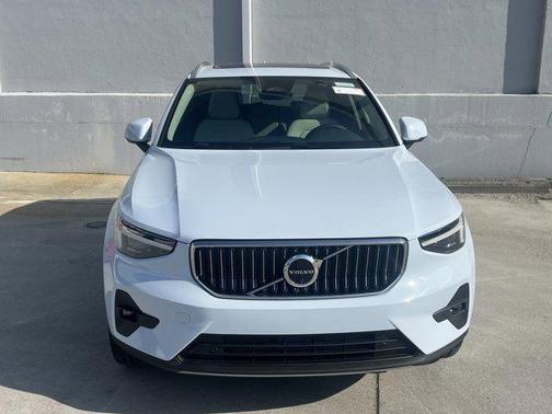 2025 Volvo XC40 B5 Plus Bright Theme