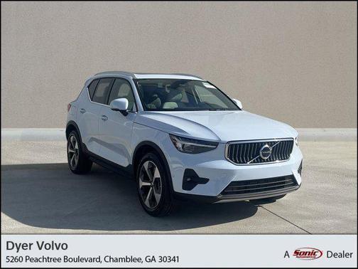 2025 Volvo XC40 B5 Plus Bright Theme