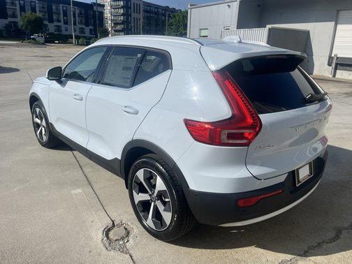 2025 Volvo XC40 B5 Plus Bright Theme