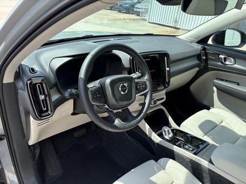 2025 Volvo XC40 B5 Plus Dark Theme