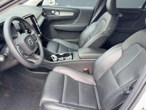 2025 Volvo XC40 B5 Plus Bright Theme