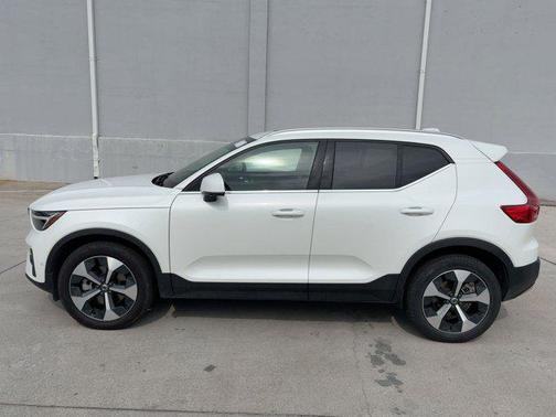 2025 Volvo XC40 B5 Plus Bright Theme