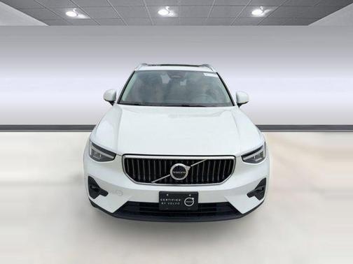2025 Volvo XC40 B5 Plus Bright Theme