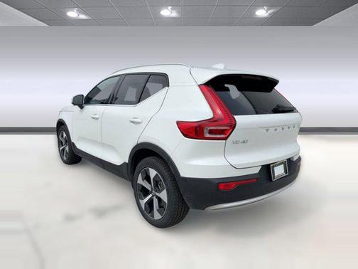 2025 Volvo XC40 B5 Plus Bright Theme