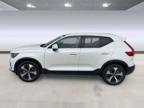 2025 Volvo XC40 B5 Plus Bright Theme