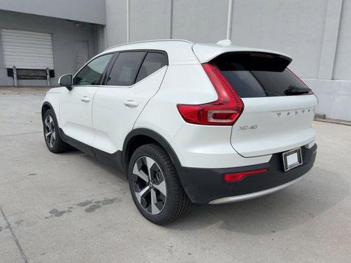 2025 Volvo XC40 B5 Plus Bright Theme