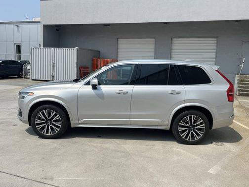 2022 Volvo XC90 T6 Momentum