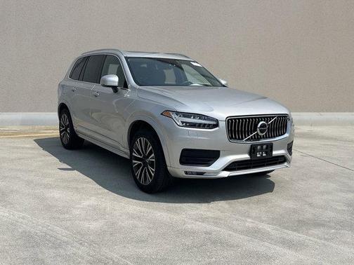 2022 Volvo XC90 T6 Momentum