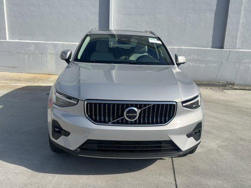 2025 Volvo XC40 B5 Ultra Bright Theme