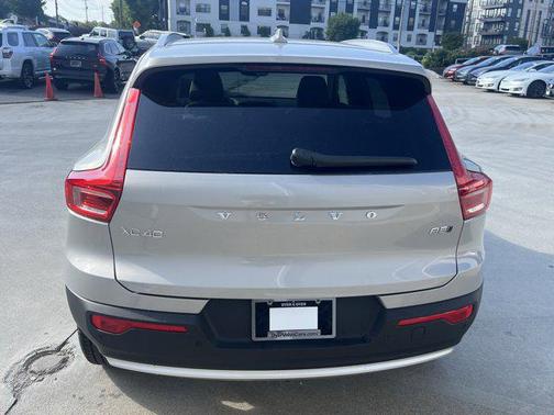 2025 Volvo XC40 B5 Ultra Bright Theme