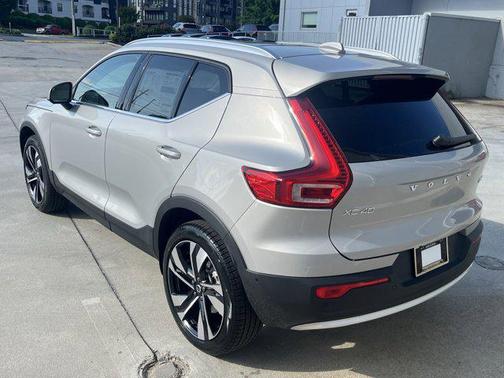 2025 Volvo XC40 B5 Ultra Bright Theme