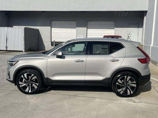 2025 Volvo XC40 B5 Ultra Bright Theme