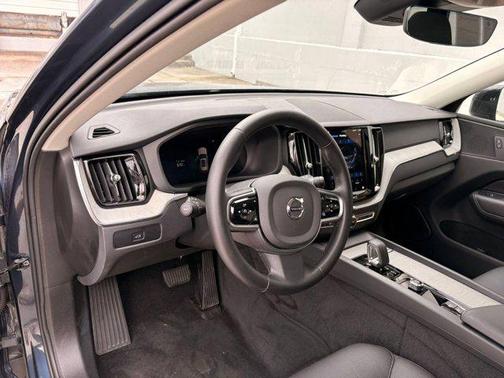 2025 Volvo XC60 B5 Plus