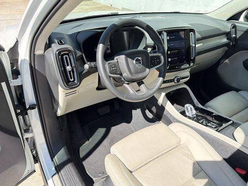 2023 Volvo XC40 B5 Plus Dark Theme