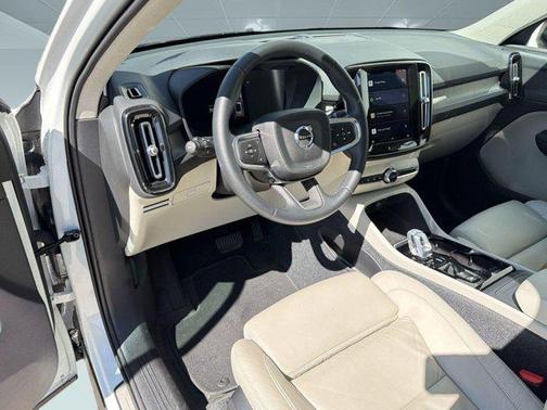 2023 Volvo XC40 B5 Plus Dark Theme