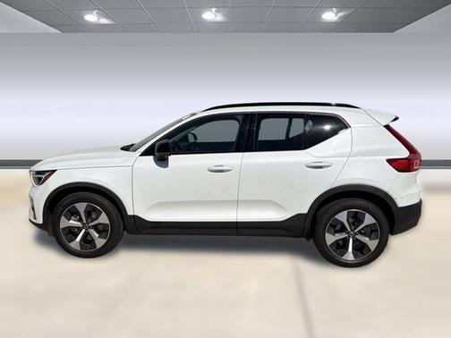 2023 Volvo XC40 B5 Plus Dark Theme