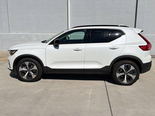 2023 Volvo XC40 B5 Plus Dark Theme