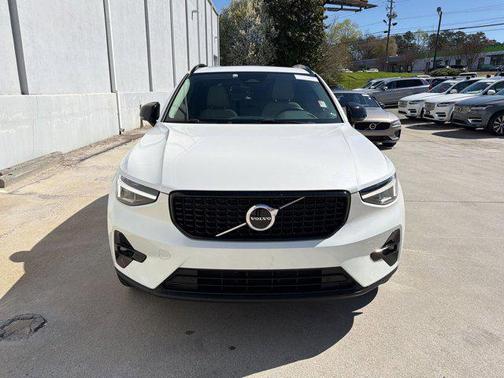 2023 Volvo XC40 B5 Plus Dark Theme