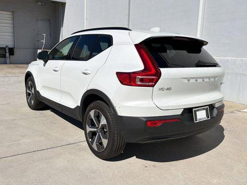 2023 Volvo XC40 B5 Plus Dark Theme
