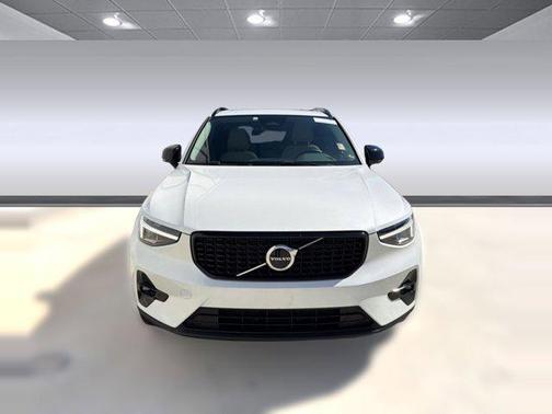 2023 Volvo XC40 B5 Plus Dark Theme