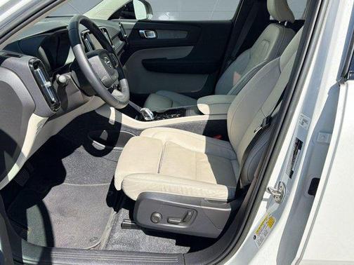 2023 Volvo XC40 B5 Plus Dark Theme