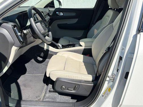 2023 Volvo XC40 B5 Plus Dark Theme