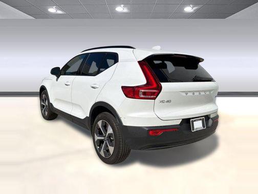 2023 Volvo XC40 B5 Plus Dark Theme
