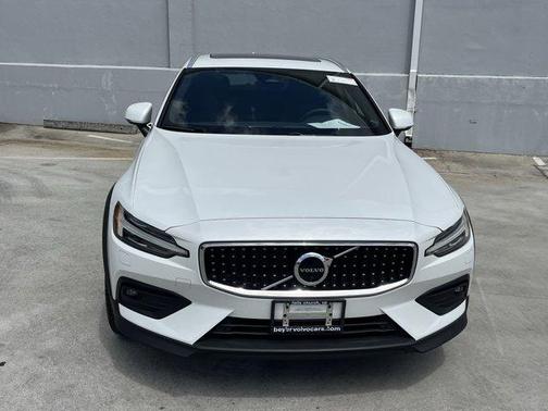 2023 Volvo V60 Cross Country B5 Plus