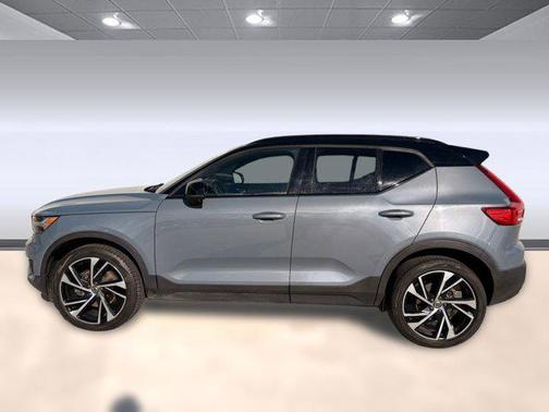 2022 Volvo XC40 T4 R-Design