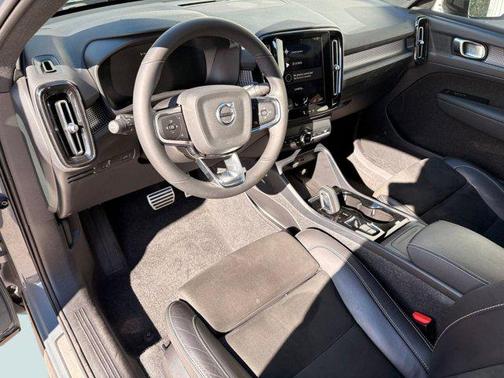 2022 Volvo XC40 T4 R-Design