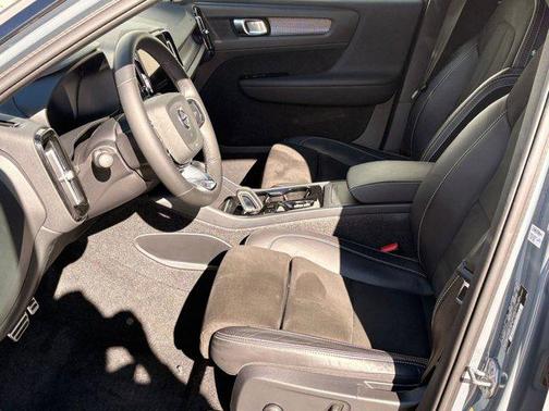 2022 Volvo XC40 T4 R-Design