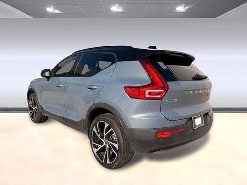2022 Volvo XC40 T4 R-Design