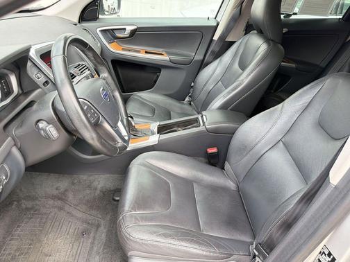 Bright Silver Metallic 2017 Volvo XC60 T5 Inscription
