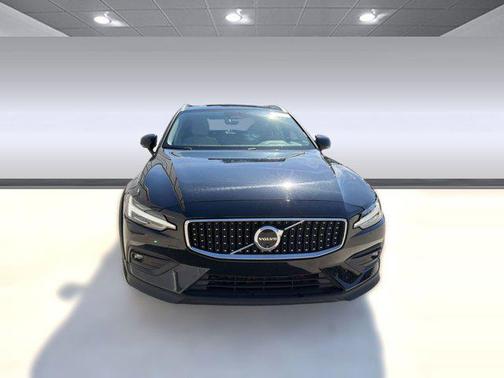 Onyx Black Metallic 2025 Volvo V60 Cross Country Plus, B5 AWD Gas (mild hybrid)