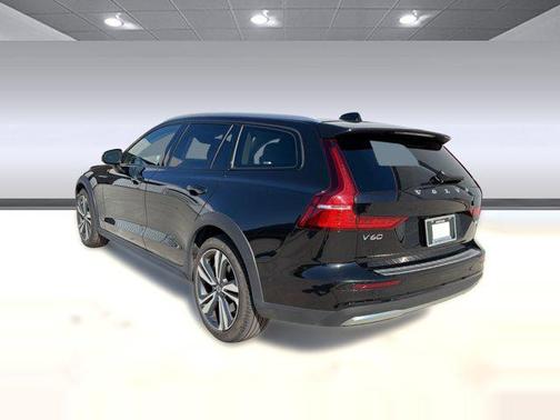 Onyx Black Metallic 2025 Volvo V60 Cross Country Plus, B5 AWD Gas (mild hybrid)