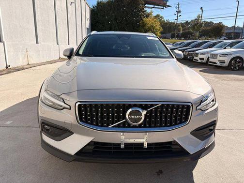 2025 Volvo V60 Cross Country B5 Plus
