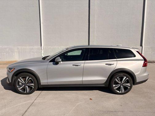 2025 Volvo V60 Cross Country B5 Plus