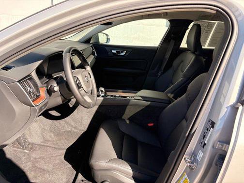 2025 Volvo V60 Cross Country B5 Plus