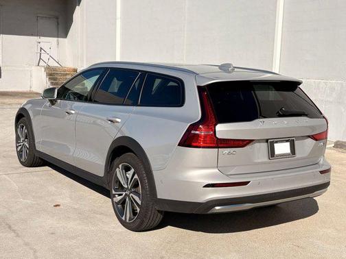 2025 Volvo V60 Cross Country B5 Plus