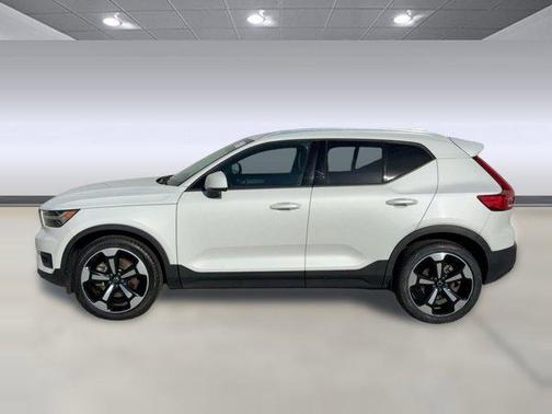 2021 Volvo XC40 T5 Momentum
