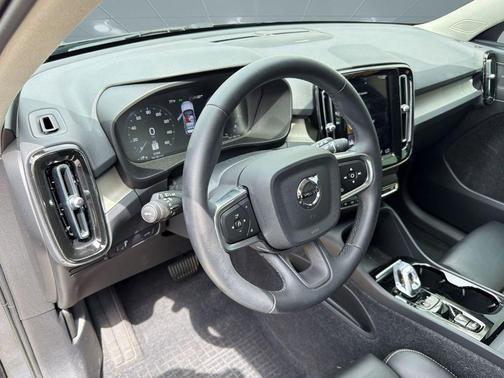 Denim Blue Metallic 2022 Volvo XC40 T5 Inscription